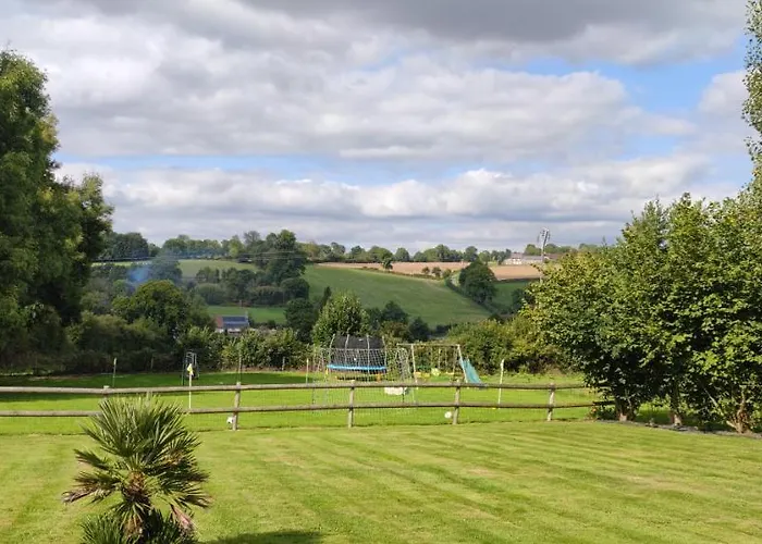 펜션 De L'hotel Mahey Champrépus